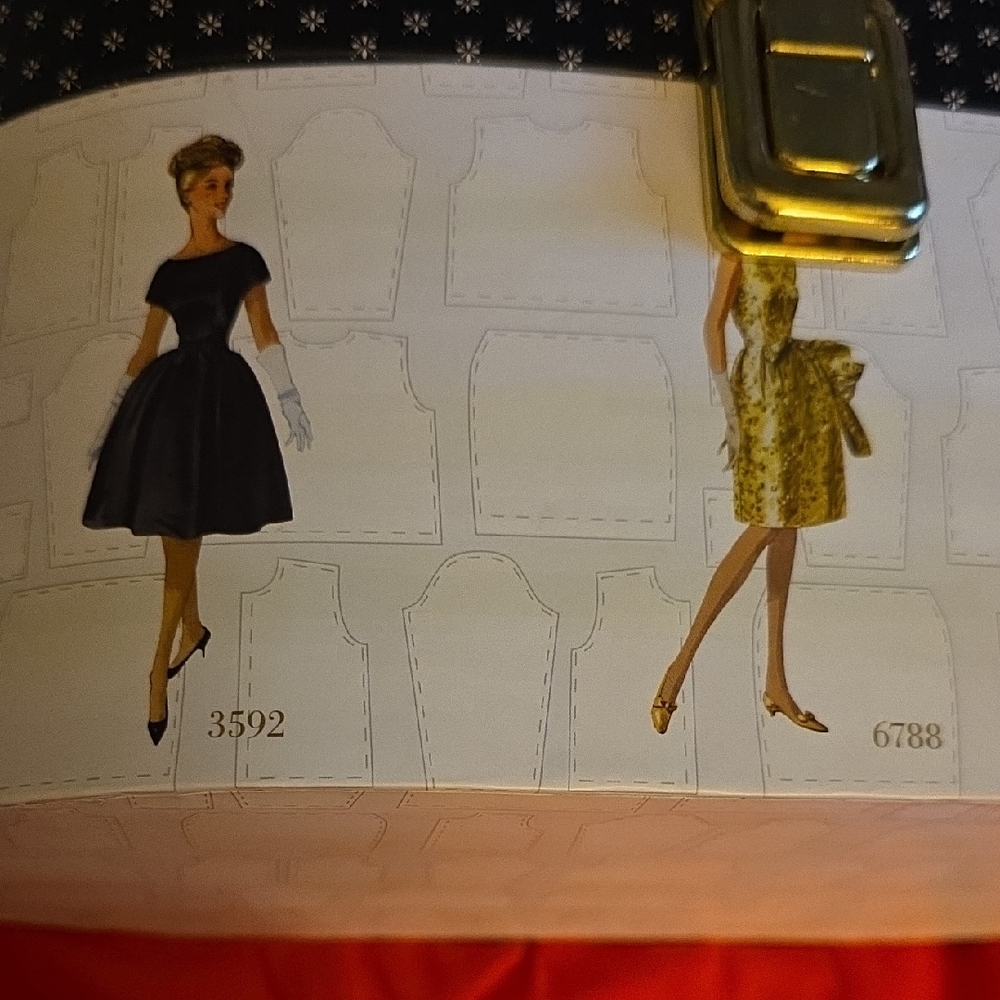 Simplicity Vintage Black and Cream Cosmetic Case - Picture 4 of 13